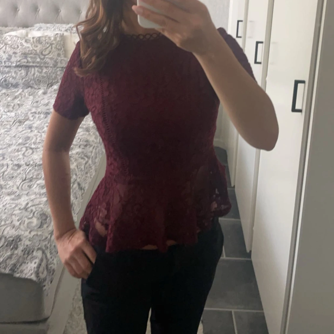 Vinröd spetsblus med volang - 2