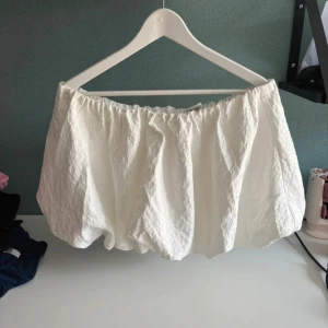 Vit kortkjol från H&M med resår - Superfin vit kortkjol från H&M med ballongformad. Säljer eftersom den aldrig kommit till användning!!💓