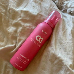 Cocoa Brown 1 Hour Tan Mousse Dark - Express brun-utan-sol mousse för ansikte och kropp i nyansen Dark. Ger en solkysst look snabbt och är lätt att applicera. Endast använd en gång. Nypriset är ungefär 90kr❤️