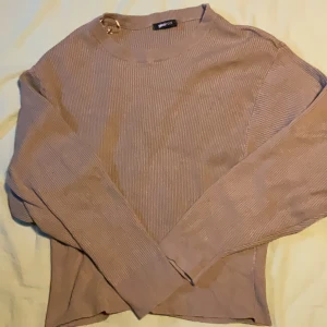 Beige ribbad tröja från Gina Tricot - Säljer en beige ribbad tröja från Gina Tricot i storlek M. Tröjan har lång ärm, rund halsringning. Perfekt för dig som gillar stilrena och trendiga plagg.