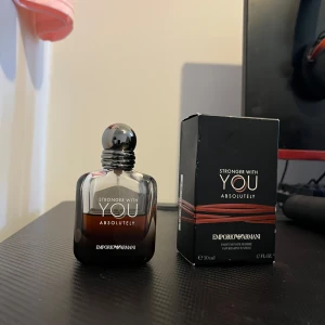 Emporio Armani Stronger With You absolutely - Tjena! • säljer nu min 50ml swy absolutely då den mest står o samlar damm och inte kommer till någon användning • flaskan är i fint skick utan defekter och lite mindre än halva vätskan kvar, skulle chansa på 20ml +- nån enstaka milliliter • hör av dig vid frågor!• OBS: priset INTE ristat i sten! • ha de gött! 👋