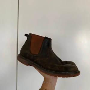 Timberland skor - Skor från Timberland, herr. Välanvända med enstaka trådar lösa mot hälen och sliten sula i främst hälen, annars ok skick!