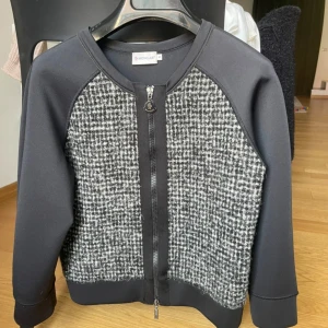 Moncler cardigan  - Cool och unik moncler kofta med coolt mönster i storlek S men passar även xs ,säljer för den är för liten för mig därav aldrig kommit till någon användning ☺️