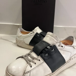 Valentino skor - Skick: 7/10 | Lite slitna | Storlek: 41 | Nypris: Runt 6000 | Mitt pris: Ge prisförslag | Köparen står för frakt | Skorna rengörs rejält innan frakt | Box och kvitto finns samt ingår via köp | Hör av er vid frågor