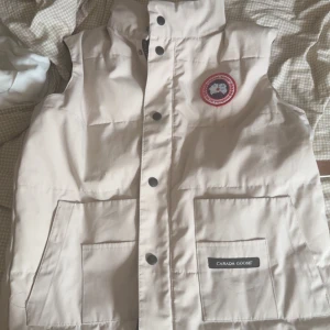 Canada goose vest - Fet goose vest vene om dene äkta fick dom som present är i ny skick bara lite smuts kan tvätta. 