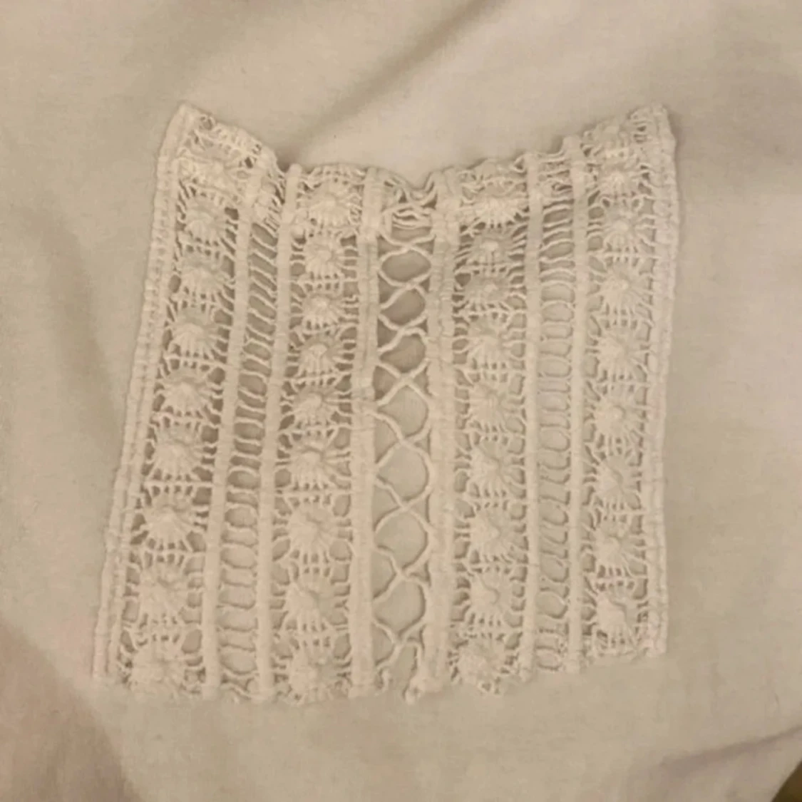 Vit t-shirt med spetsficka! - 4