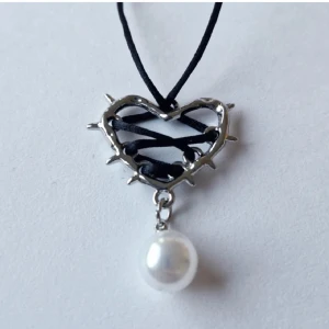 Halsband med hjärthänge - Fint halsband/ choker som knyts runt halsen 💕 I mycket fint skick! Köpt på Vinted, säljer då det inte används. Ej riktiga pärlor! Hör gärna av er vid frågor :)