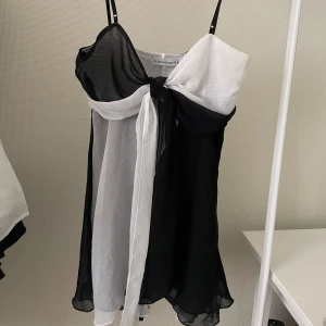 Svartvit topp - Flowy topp med så cool design! Kan knytas i fram. 