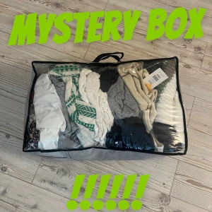 Mystery Box med gott och blandat - Jag har sorterat ut alla mina kläder , det var en del🥲. Ska nu flytta ihop med min pojkvän,jag har inte plats och hinner inte använde de Jag har fixat ihop 7 mystery bags som garanterat innehåller: ksk mer😉 1lång/kortärmad stickad 1hoodie 4stickade 3vita toppar 2par jeans/ kostymbyxor  1linnebyxor 2kjolar 2klänningar 2matchande pyjamas set 1pyjamasbyxor 1mjukis shorts/byxor 1Gina babytee 2svarta toppar 2färgade toppar  Nästan allt är Zara/gina/bikbok. Varje bag antagligen minst värd 4000nytt