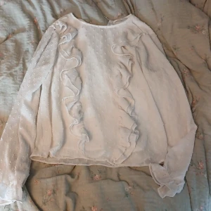 Jättefin topp gina - Jättefin blus från gina,knappen där bak har gått sönder men funkar hur bra som helst utan den ser likadant ut