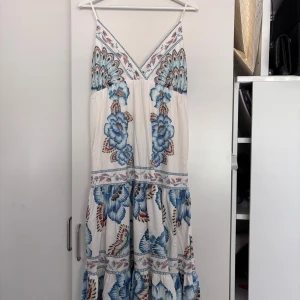 Somrig lång klänning  - Super fin oanvänd lång klänning i as nice mönster 🩵