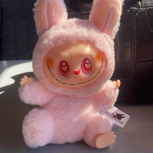 Rosa labubu  - Säljer denna rosa Labubu för 300kr då jag inte har användning för den. Ord pris 500kr. Pris kan diskuteras.