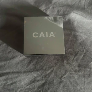 Caia lose powder - Super fint lose powder från Caia som man kan ha som puder bronzer fick den med när jag beställde en stor beställning så har ba testat den typ 2 ggr 😋lägger sig super fint och man får en super fin glowig bronzer 🩷🩷