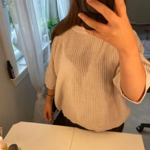 Beige stickad tröja - Säljer en beige stickad tröja i väldigt fint skick från lager 157❤️