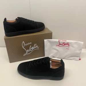Christian louboutin skor - Ett par svarta christian louboutin skor utan spikar i storlek 43, dom är helt nya och allt i bilderna kommer med. Pris kan diskuteras och skriv om du har några frågor. 