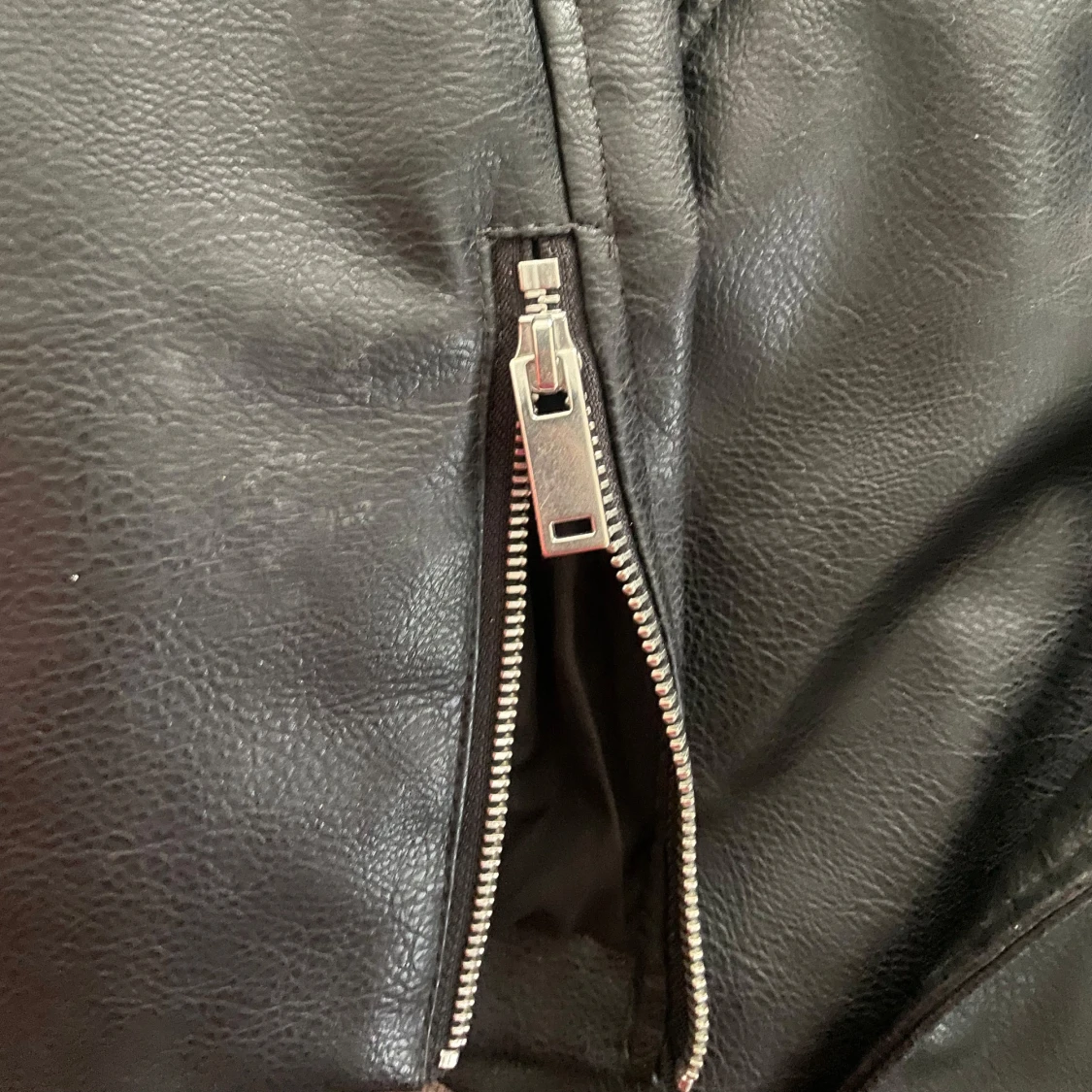 Svart skinnjacka med dragkedjor - 1