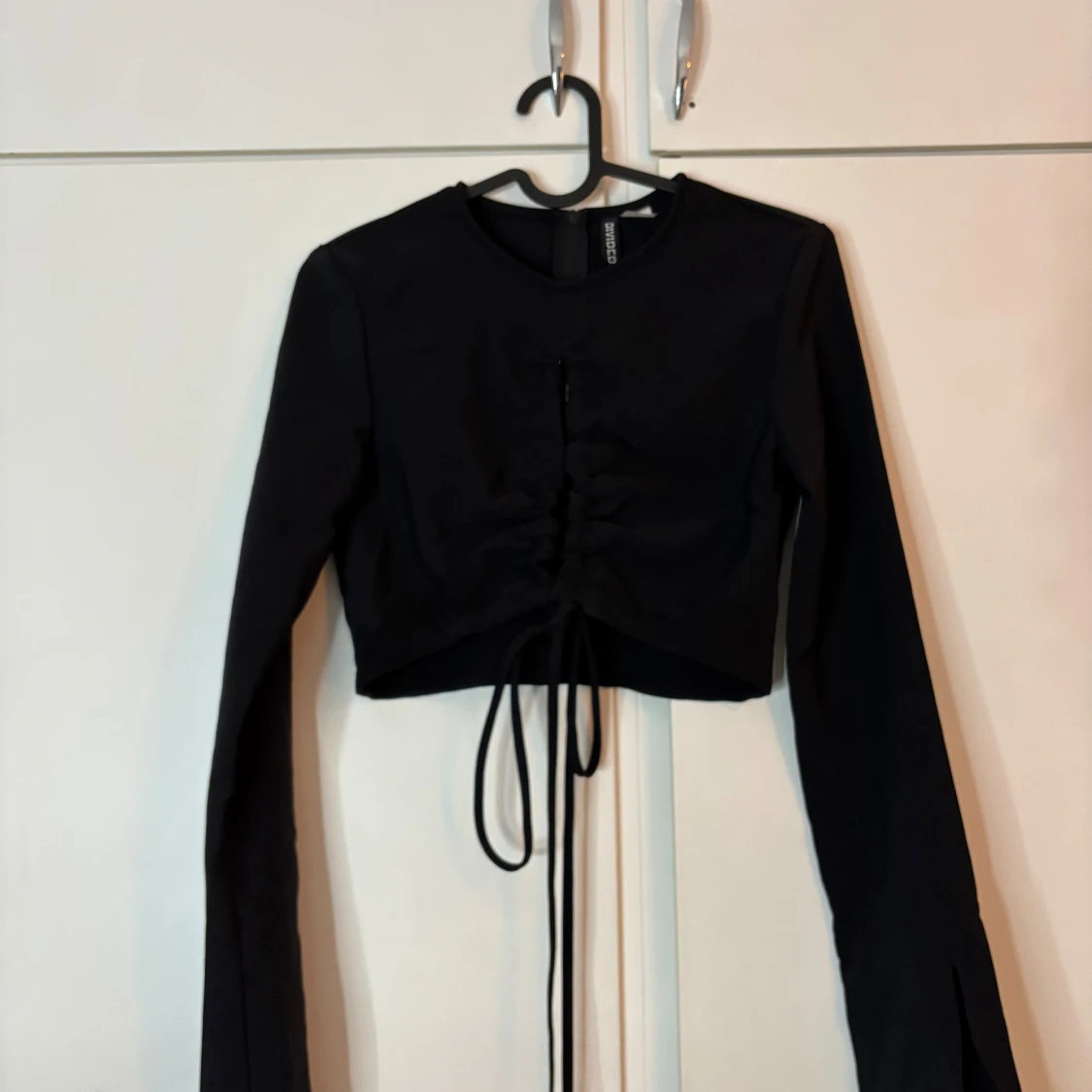 Svart croppad topp med snörning NA-KD