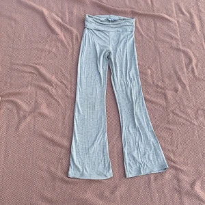 Grå mjukisbyxor från lager 157 med bootcut - Grå mjukisbyxor från lager 157 med bred, vikbar midja och bootcut-ben. Byxorna är i mjukt och stretchigt material, perfekta för chill dagar. Enkel och stilren design som är lätt att matcha med hoodies eller crop tops.