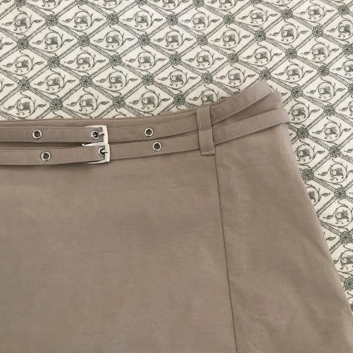 Beige kortkjol med bälte från MNG - 1