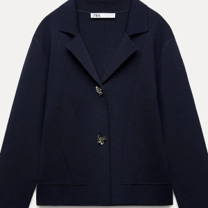 Mörkblå kavaj från Zara med knappar - Figursydd tröja från Zara liten i storlek då det är en M men passar Xs-M