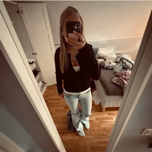 Svart kofta från H&M - Skriv om fler bilder, tryck gärna köp direkt 💕