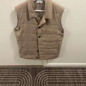 Beige quiltad väst från These Glory Days - Snygg beige quiltad väst från these glory days. 