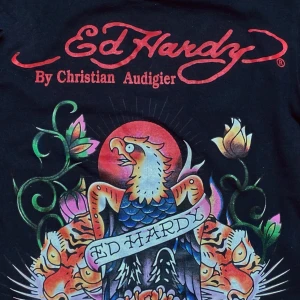 Ed Hardy t-shirt oanvänd - Oanvänd t-shirt från Ed Hardy med ikoniskt tatueringstryck framtill! Ed Hardy loggan syns både fram och bakifrån. Passar xs, s och m, inga tecken på användning✌️✌️✌️
