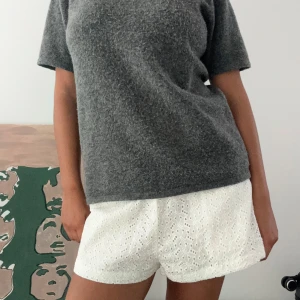 Vita broderade shorts med resårmidja - Superfina vita shorts med broderat hålmönster och bred resår i midjan. Shortsen är helt nya och oanvända. Ordinarie pris 447kr