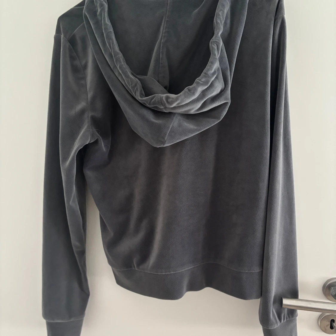 Grå velour hoodie från Gina Tricot - 3