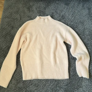 Stickad i peach färg - En fin tjock tröja i polyester som är väldigt gosig o skön att ha på sig, skaver inte alls! Aldrig använd då den inte passade o kunde inte returnera eftersom den är köpt i Storbritannien!