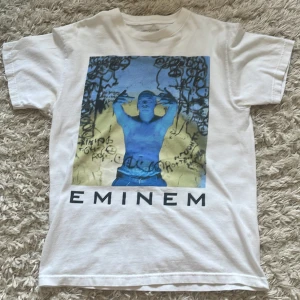 Äkta Eminem t-shirt - Denna t-shirt är ett samlarobjekt för eminem älskare. Tröjan är sprillans ny- helt oanvänd. Säljer eftersom att den inte kommer till användning.