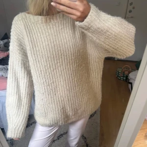 Beige stickad tröja  - Säljer denna stickade tröjan bilden är lånad av personen jag köpte den ifrån💛💛