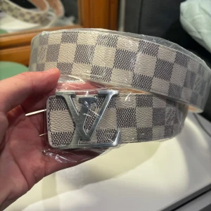 Vit bälte med rutigt mönster - Helt ny anlända fler storlekar och modeller finns i profilen!