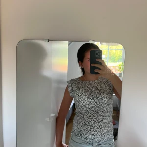 Vit och svart blus från Stockholm LM - Säljer denna fina blus från Stockholm LM som tyvär inte kommer till användning🥰 Stl är 38 men sitter som en mindre M