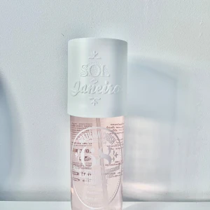 Sol de Janeiro Brazilian Crush 68 - Parfymmist i en snygg rosa flaska med vit kork från Sol de Janeiro. Doften heter Brazilian Crush Cheirosa 68 och har noter av brasiliansk jasmin och pink dragonfruit. Flaskan är rundad och genomskinlig med tryckt text i vitt. Oanvänd men har tog bort plasten när jag fick den! Pris kan diskuteras