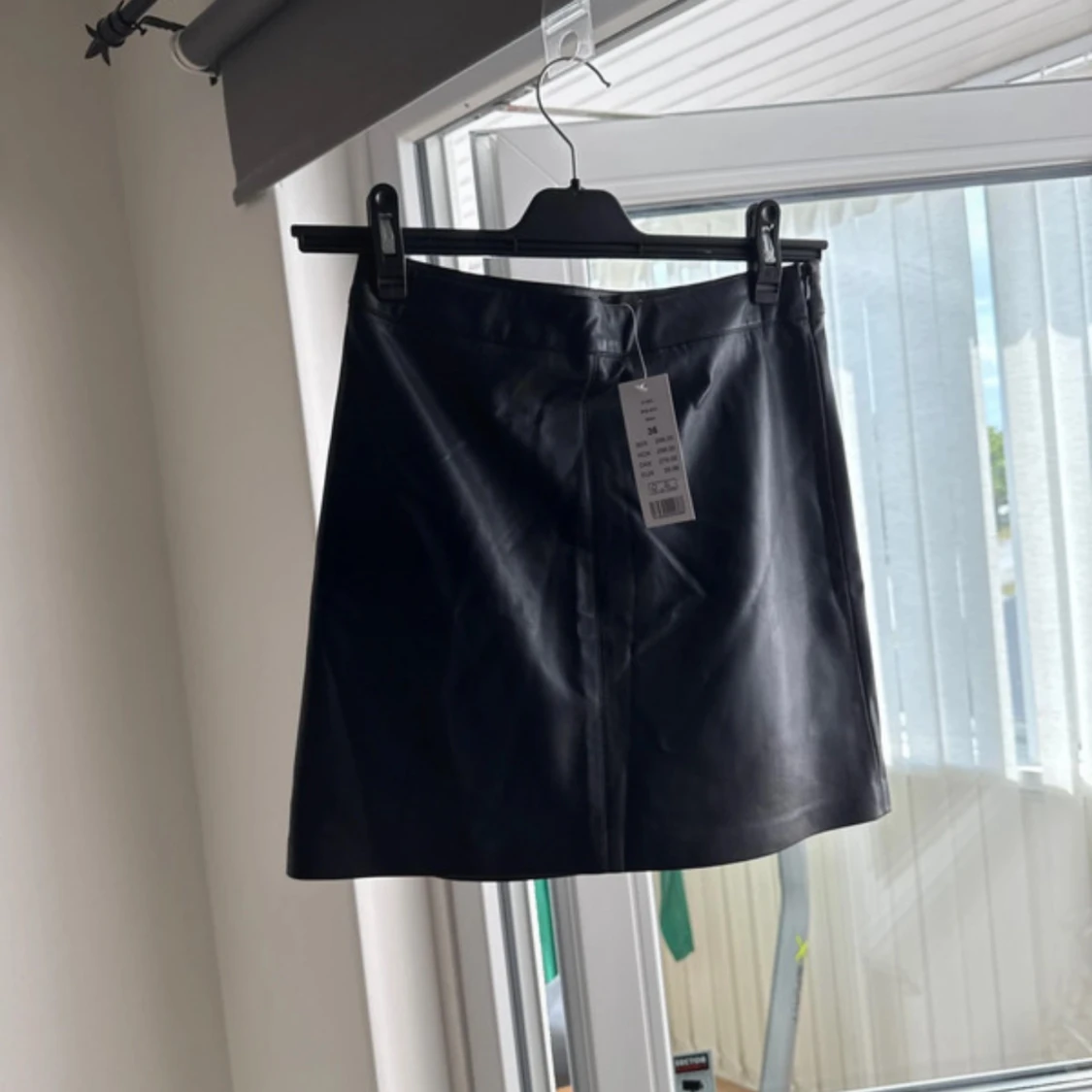 Svart skinnkjol från Gina Tricot - 1