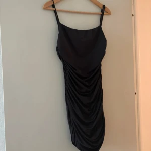 Svart klänning - Nyskick i M