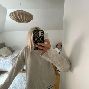 Beige stickad tröja från Gina Tricot - Jättefin och oversized beige stickad tröja från Gina Tricot. Tröjan har breda ribbade muddar vid ärmslut och nederkant och långa ärmar. Storlek 170 men passar absolut en S💕