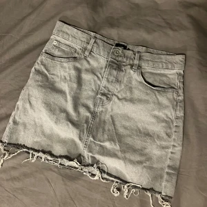 Grå kjol - I bra skick, storlek M