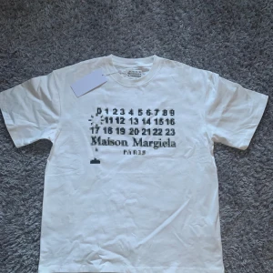 Vit Maison Margiela pixel t-shirt  - Säljer denna maison margiela t-shirt för mycket bra pris. Storlek medium, passar large.                                       Aldrig använd, har orginal påsen också👍