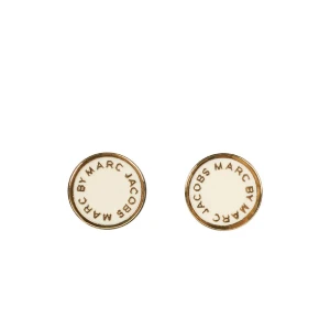 Marc Jacobs vita örhängen - Självklart äkta! - Runda örhängen från Marc Jacobs i vit och guld med logotyp runt kanten. Snygg minimalistisk design som ger en clean look. Perfekta små studs som passar till allt och är lätta att bära varje dag. Pris går att diskutera.