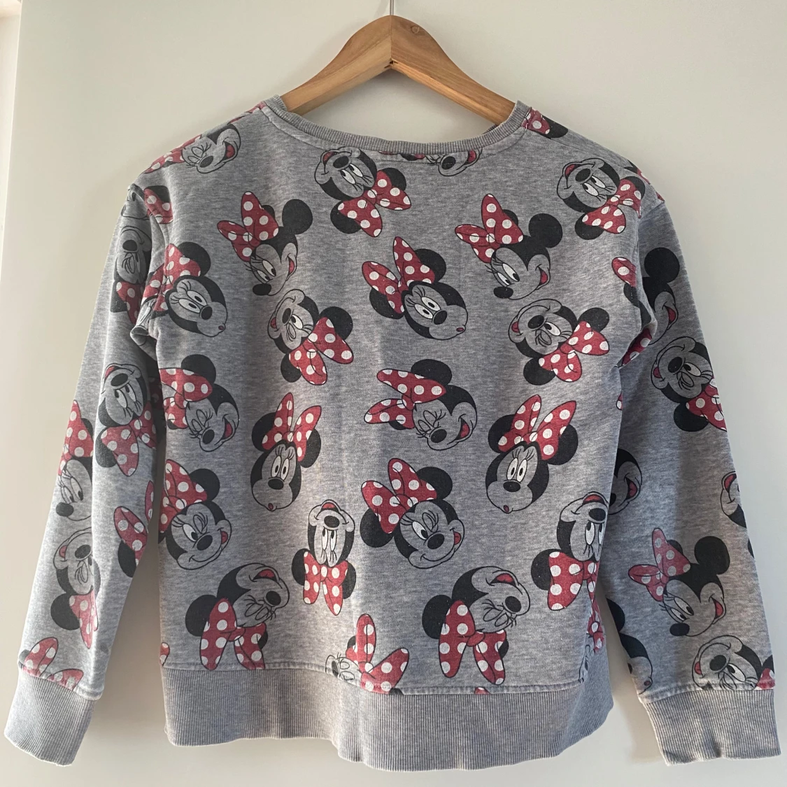 Grå Minnie Mouse tröja med prickigt mönster - 1