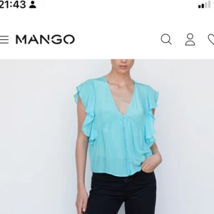  blus med volang från Mango - Säljer en turkos blus från Mango i luftig modell med v-ringning och volangdetaljer längs ärmarna. Blusen är ärmlös och har små knappar framtill. Perfekt för dig som gillar en färgstark och lätt stil.