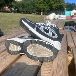 Dior B30 - Nya Dior B30 som jag säljer pga jag köpte litet storlek, använda 1 gång och tyckte it dem va bekväma. Bra pris för dessa skor men priset kan alltid diskuteras så de bara skriva. MÖTS INTE UPP OCH GÖR INGA BYTE!!