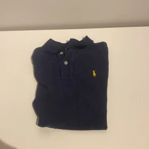 Marinblå pikétröja från Ralph Lauren - Nu säljer jag min marinblå pikétröja från Ralph Lauren en riktig fin tröja för både sommaren och vintern skulle kanske passa en dejt😏 ny pris 949kr kom alltid med frågor var inte blyg är alltid aktiv