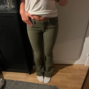 Olivgröna bootcut byxor Patrizia Pepe - Snygga olivgröna byxor från Patrizia Pepe med bootcut-snitt och låg midja. 