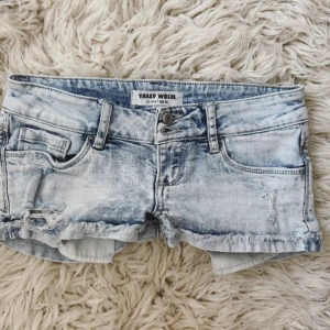 Ljusblåa lowrise lågmidjade jeanshorts - Sååå fina! Midja rakt över: ca 35,5-36 cm +stretch💞💞