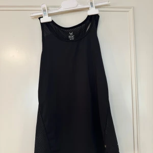 tränings linne från SOC - loggan är lite ut suddad men syns inte när man har på den, säljer pågrund av att den inte passar längre