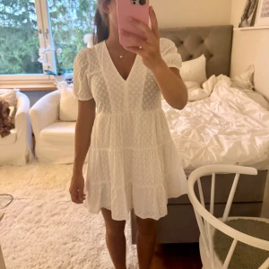 Zara klänning - Supersöt vit och somrig Zara klänning! Använd ett fåtal gånger, nyskick. 