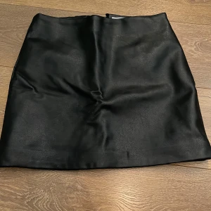 skinn kjol  - Snygg skinn kjol från H&M i storlek 34. Aldrig använd. 